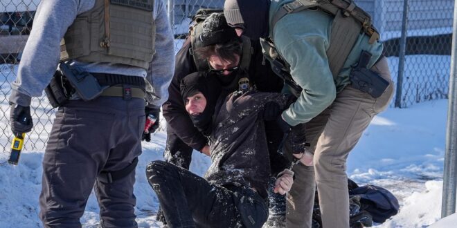 L&rsquo;émissaire de Trump à Minneapolis annonce le retrait immédiat de 700 policiers de l&rsquo;immigration